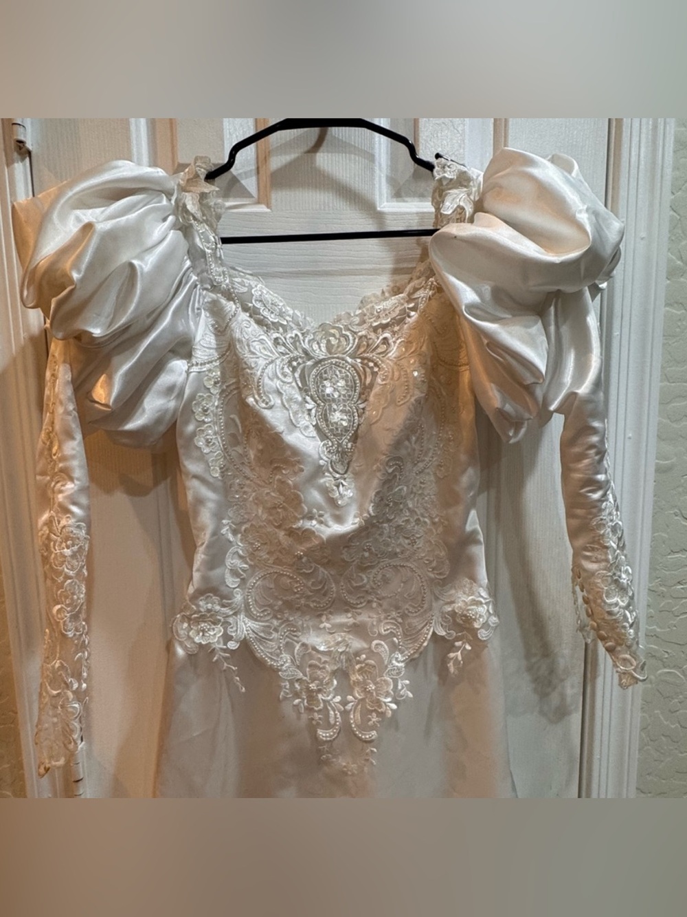 Elegant Vintage White Lace Long Train Bridal Gown. Size: XS - Picture 6 of 15